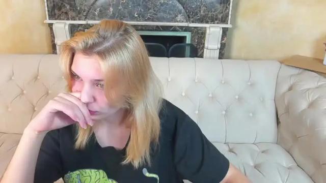 Image 3 of kristalldall Stream on Chaturbate on 18 months ago