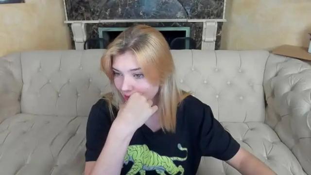 Image 2 of kristalldall Stream on Chaturbate on 18 months ago