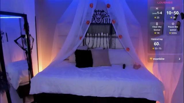 Image 3 of kristen_kassi Stream on Chaturbate on 9 days ago