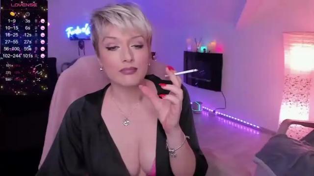 Image 3 of kristieellix Stream on Chaturbate on 17 months ago