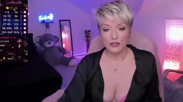 Image 4 of kristieellix Stream on Chaturbate on 17 months ago