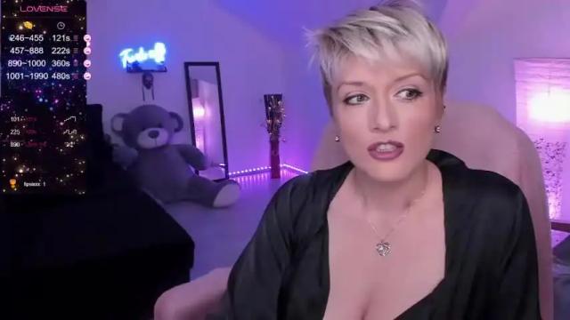 Image 6 of kristieellix Stream on Chaturbate on 17 months ago