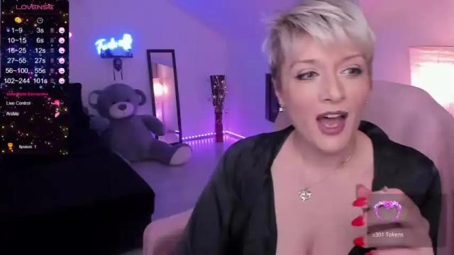 Image 7 of kristieellix Stream on Chaturbate on 17 months ago