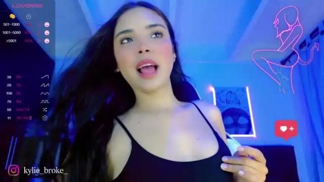 Image 10 of kylie_hottt_ Stream on Chaturbate on 13 months ago