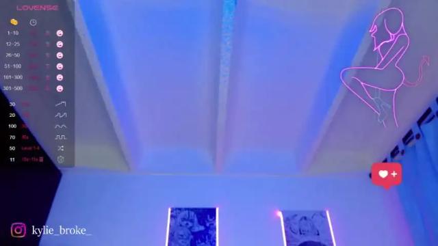 Image 3 of kylie_hottt_ Stream on Chaturbate on 13 months ago