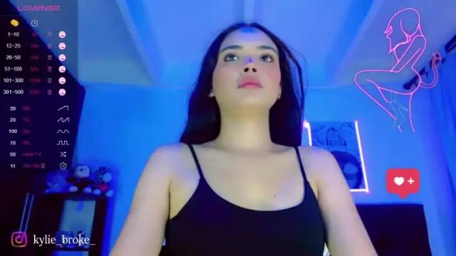 Image 4 of kylie_hottt_ Stream on Chaturbate on 13 months ago