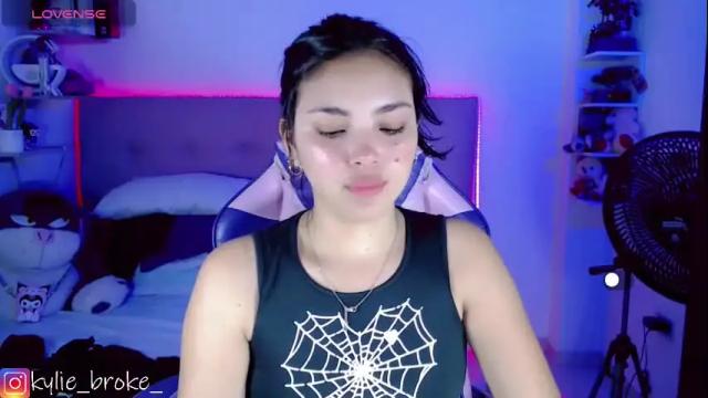 Image 6 of kylie_hottt_ Stream on Chaturbate on 1 month ago