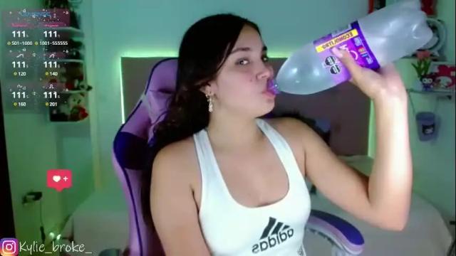 Image 4 of kylie_hottt_ Stream on Chaturbate on 1 month ago