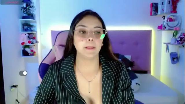 Image 3 of kylie_hottt_ Stream on Chaturbate on 16 days ago