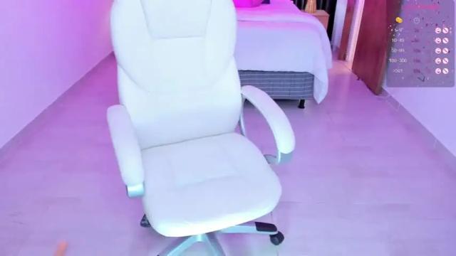 Image 11 of kyliie_jones Stream on Chaturbate on 14 months ago