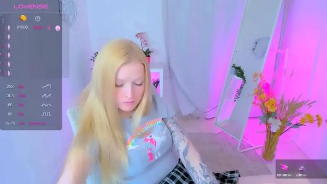 Image 4 of laly_peach Stream on Chaturbate on 14 months ago