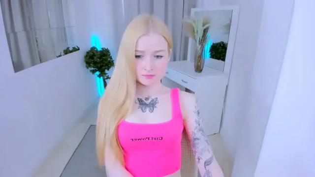 Image 3 of laly_peach Stream on Chaturbate on 13 months ago