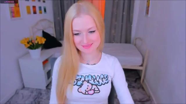 Image 6 of laly_peach Stream on Chaturbate on 13 months ago
