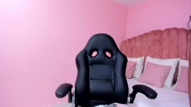 Image 3 of lara_roose Stream on Chaturbate on 13 months ago