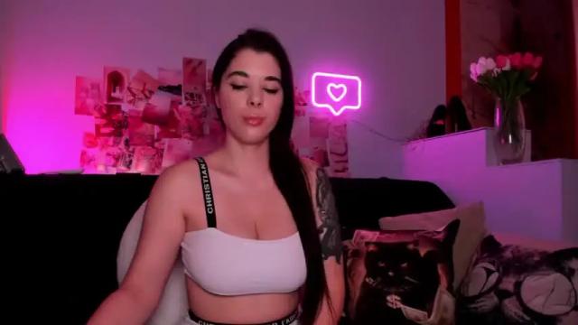Image 4 of laracrow Stream on Chaturbate on 13 months ago