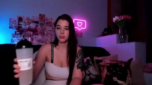 Image 4 of laracrow Stream on Chaturbate on 13 months ago