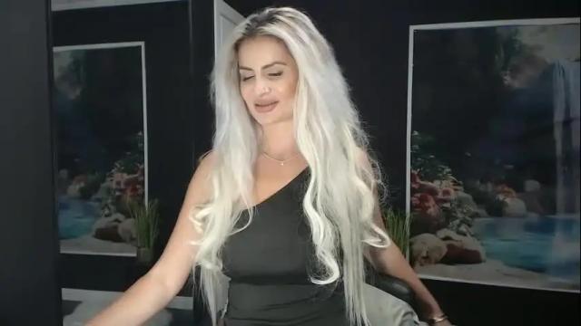 Image 4 of laras_moans Stream on Chaturbate on 3 months ago