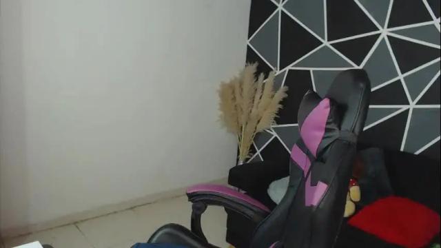 Image 2 of latina_hornyparadise Stream on Chaturbate on 1 month ago