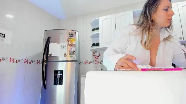 Image 3 of laura__martiinez Stream on Chaturbate on 19 days ago