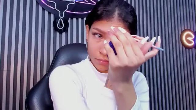 Image 2 of laura_aristizabal_19 Stream on Chaturbate on 1 month ago