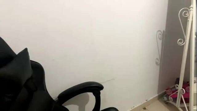 Image 2 of laura_d23 Stream on Chaturbate on 1 month ago