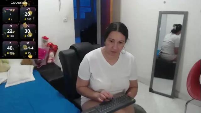 Image 4 of laura_foxx2379 Stream on Chaturbate on 1 month ago
