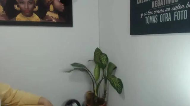 Image 3 of laura_marlyn Stream on Chaturbate on 21 months ago