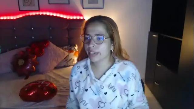 Image 2 of laura_marlyn Stream on Chaturbate on 9 months ago