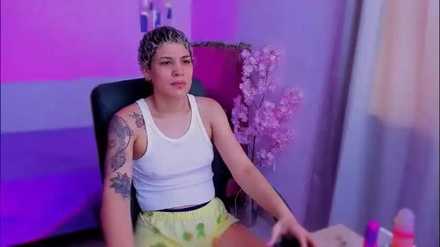 Image 2 of laura_r23 Stream on Chaturbate on 1 month ago