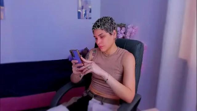 Image 2 of laura_r23 Stream on Chaturbate on 1 month ago