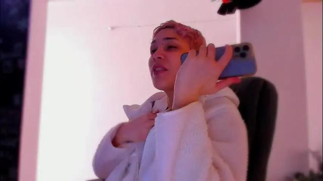 Image 6 of laura_r23 Stream on Chaturbate on 1 month ago