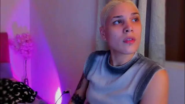 Image 10 of laura_r23 Stream on Chaturbate on 1 day ago