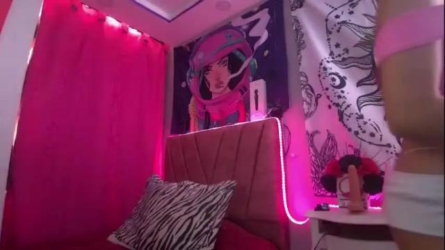 Image 8 of laura_sexy420399 Stream on Chaturbate on 21 months ago