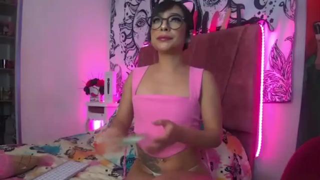 Image 2 of laura_sexy420399 Stream on Chaturbate on 21 months ago
