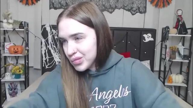 Image 11 of laurahlot Stream on Chaturbate on 2 months ago