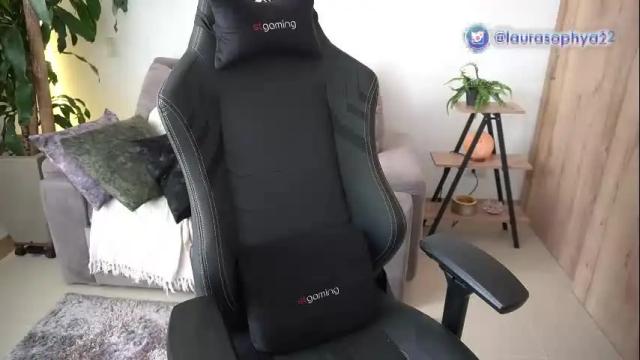 Image 11 of laurasophya Stream on Chaturbate on 22 days ago