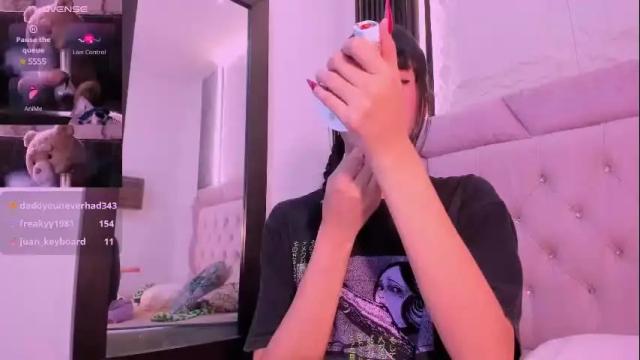 Image 2 of laurem_paulette Stream on Chaturbate on 1 month ago