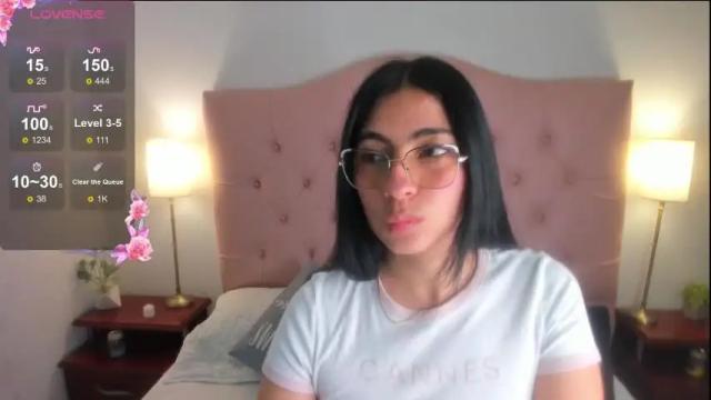 Image 3 of laurenn_smitth Stream on Chaturbate on 1 month ago