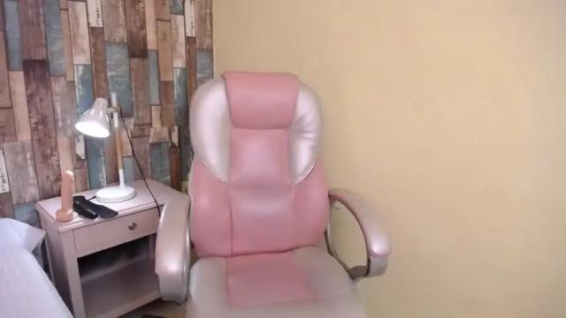 Image 2 of laurenn_up Stream on Chaturbate on 16 months ago