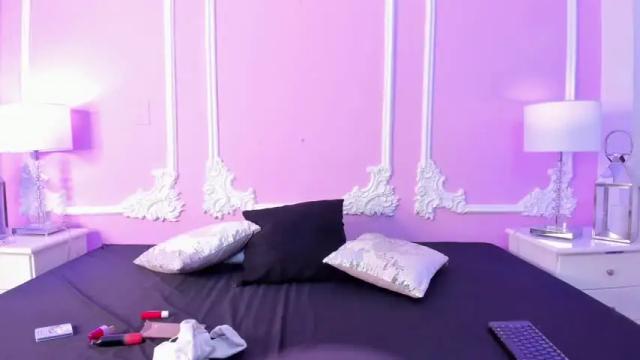 Image 3 of leah_lovett Stream on Chaturbate on 19 months ago