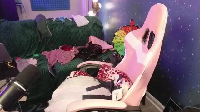 Image 3 of lemonadetarts Stream on Chaturbate on 2 months ago