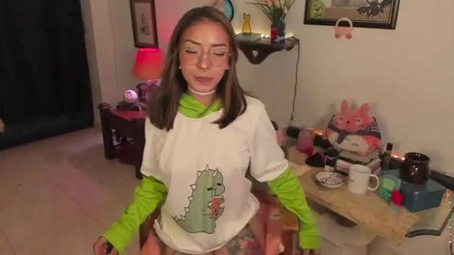 Image 12 of lemoonpeach Stream on Chaturbate on 19 months ago