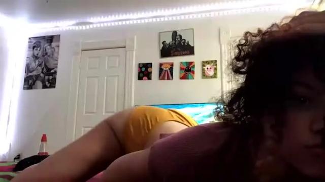 Image 12 of lesbimamis Stream on Chaturbate on 21 months ago