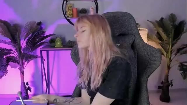 Image 2 of lexiwenford Stream on Chaturbate on 1 month ago