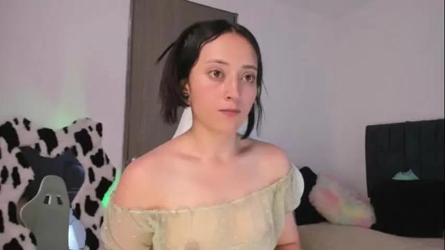 Image 6 of lia_queen610 Stream on Chaturbate on 1 month ago