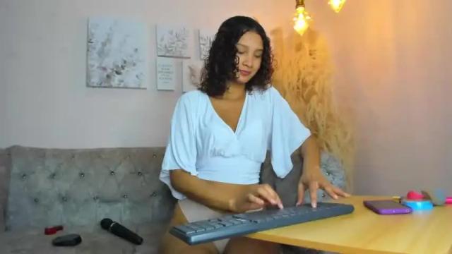 Image 11 of lia_smiith1 Stream on Chaturbate on 14 months ago