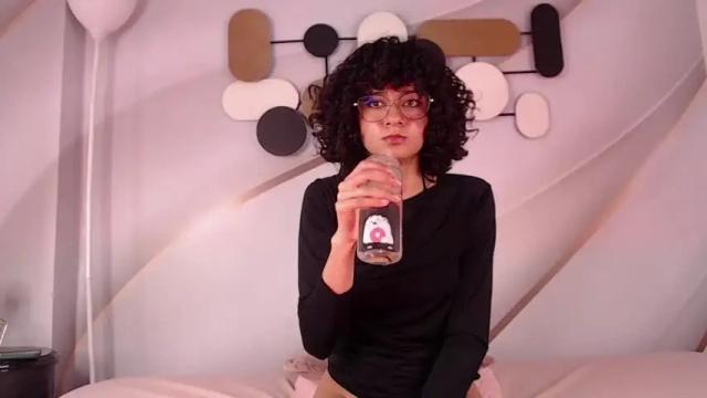 Image 3 of liah_golden Stream on Chaturbate on 17 months ago