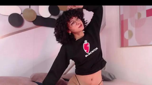 Image 2 of liah_golden Stream on Chaturbate on 17 months ago