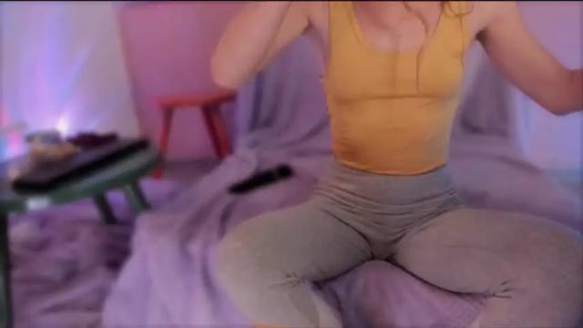 Image 2 of liahilton_ Stream on Chaturbate on 15 months ago