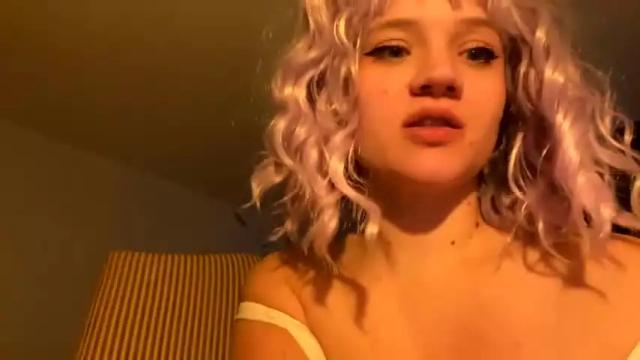 Image 2 of lilbunnyandgreen Stream on Chaturbate on 19 months ago